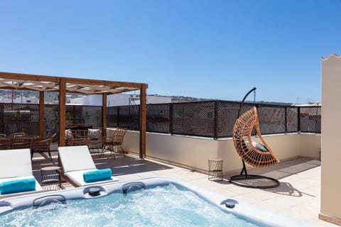 Day, Natural landscape, Hot Tub, View (from property/room), Balcony/Terrace, Living room, Seating area, Swimming pool, sunbed