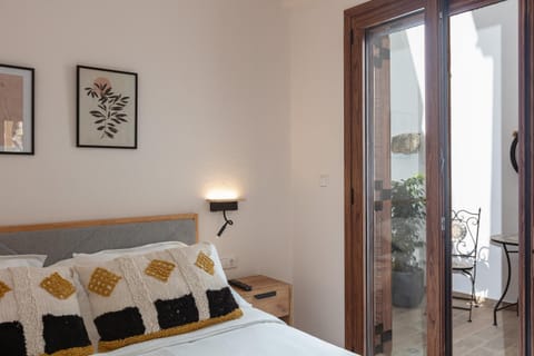 Bed, Photo of the whole room, Seating area, Bedroom