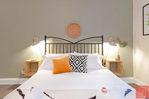 Cheerful Stays: Spacious Flat in Vibrant Leith Apartment in Edinburgh