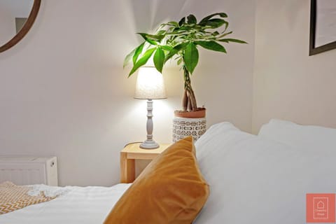 Cheerful Stays: Spacious Flat in Vibrant Leith Apartment in Edinburgh