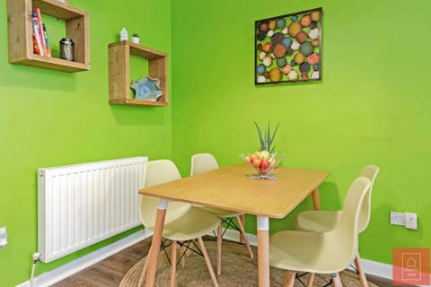 Cheerful Stays: Spacious Flat in Vibrant Leith Apartment in Edinburgh