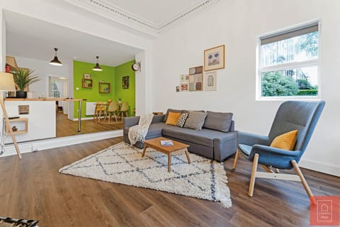 Cheerful Stays: Spacious Flat in Vibrant Leith Apartment in Edinburgh