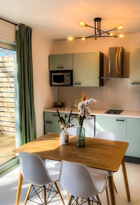 Kitchen or kitchenette, minibar