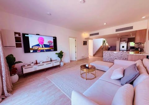 Communal lounge/ TV room, TV and multimedia, Kitchen or kitchenette, Living room, Seating area, Evening entertainment