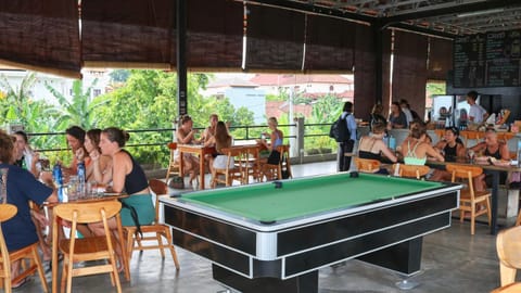 Restaurant/places to eat, group of guests