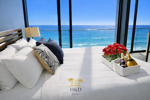 Ocean View Luxury Condo Oceanfront and Pool Apartment in Pacific Beach