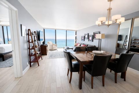 Ocean View Luxury Condo Oceanfront and Pool Apartment in Pacific Beach