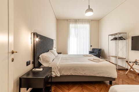 Bed, TV and multimedia, Bedroom