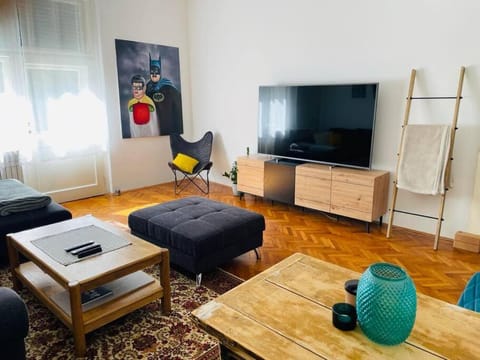 TV and multimedia, Living room, Seating area, Evening entertainment