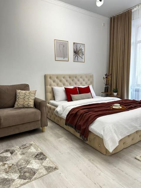 Bed, Living room, Photo of the whole room, Seating area, Bedroom