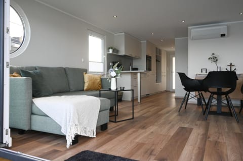 Living room, Seating area, Dining area, kitchen