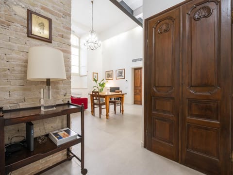 TV and multimedia, Seating area, Dining area