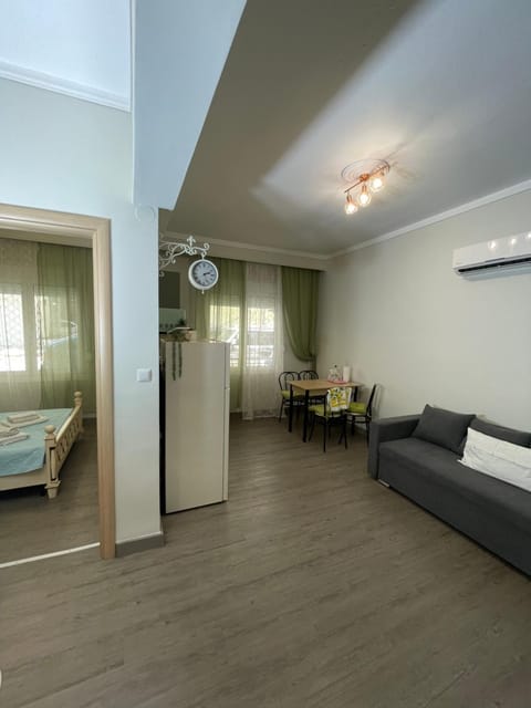 Bed, TV and multimedia, Seating area