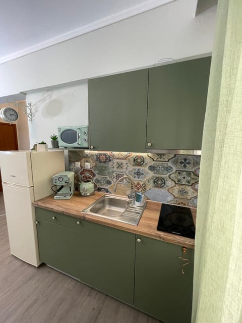 Kitchen or kitchenette, minibar, stove