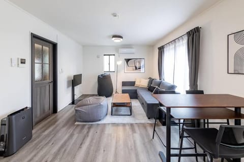 TV and multimedia, Kitchen or kitchenette, Living room, Dining area, air conditioner