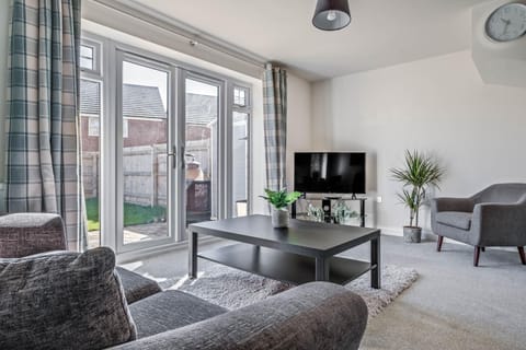 Communal lounge/ TV room, TV and multimedia, View (from property/room), Balcony/Terrace, Living room, Seating area, hair dresser