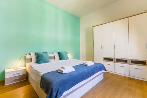Seating area, Bedroom, storage