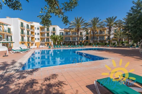 Swimming pool, sunbed