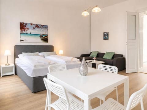 Property building, Bed, Seating area, Dining area, Bedroom