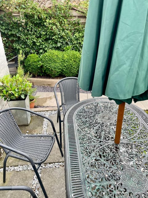 River walk . Shrewsbury.Shropshire.With parking. House in Shrewsbury