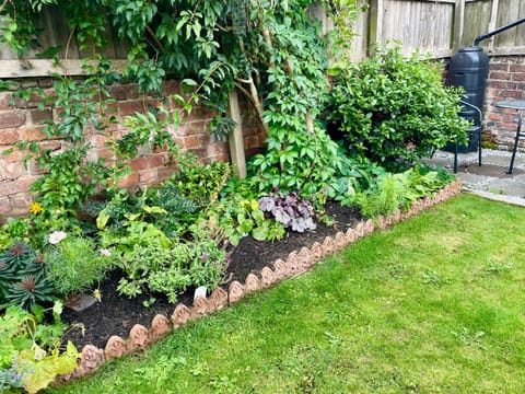 River walk . Shrewsbury.Shropshire.With parking. House in Shrewsbury