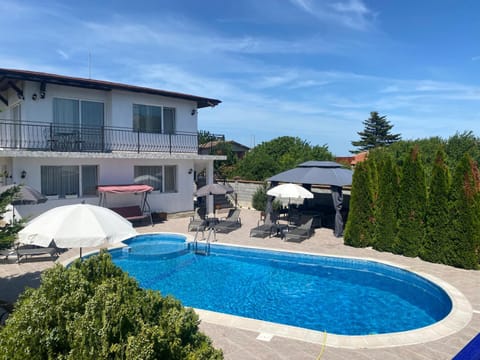 Property building, Day, Garden, Garden view, Pool view, Swimming pool, sunbed
