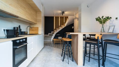 Coffee/tea facilities, Kitchen or kitchenette, Living room, Seating area, Dining area, dishwasher, pet friendly, stove, toaster