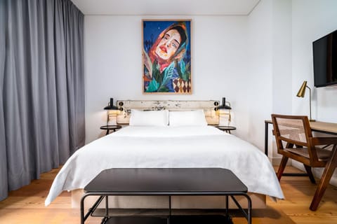 Bed, TV and multimedia, Bedroom