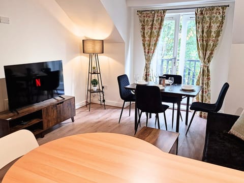 Communal lounge/ TV room, TV and multimedia, Living room, Seating area, Dining area, Evening entertainment