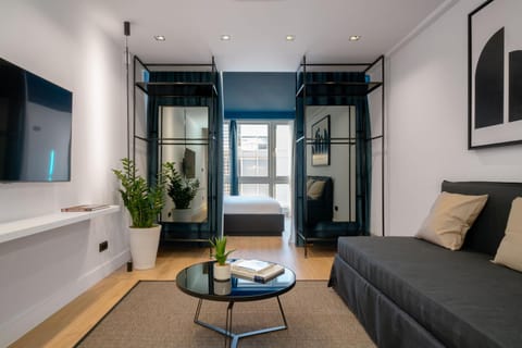 Bed, TV and multimedia, Living room, Photo of the whole room, Seating area, Bedroom