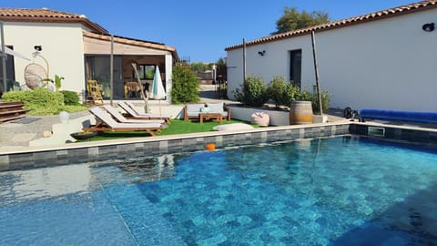Communal kitchen, Swimming pool