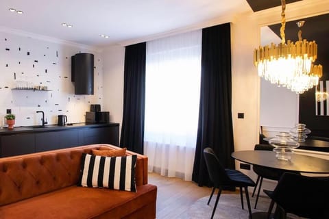 Kitchen or kitchenette, Living room, Seating area, Dining area