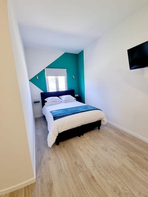 Bed, TV and multimedia, Bedroom