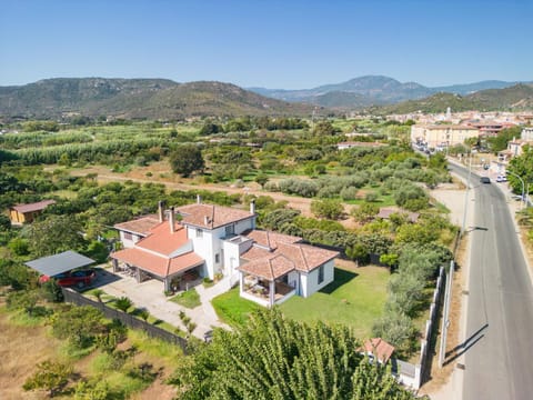Property building, Patio, Patio, Restaurant/places to eat, Facade/entrance, Bird's eye view, Summer, Garden, View (from property/room), Balcony/Terrace, City view, Garden view, Landmark view, Mountain view, Mountain view, Street view, Area and facilities, Family, Inner courtyard view, Parking
