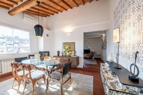TV and multimedia, Kitchen or kitchenette, Living room, Seating area, Dining area