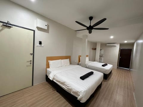 Bed, Photo of the whole room, Bedroom, fireplace, towels, air conditioner