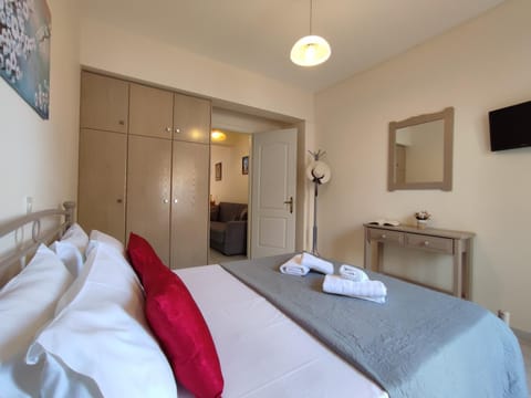 Bed, TV and multimedia, Photo of the whole room, Bedroom, towels, wardrobe
