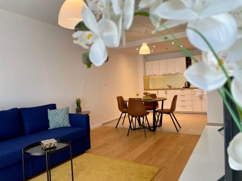 Kitchen or kitchenette, Living room, Seating area, Dining area
