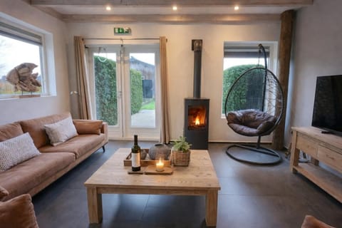 Communal lounge/ TV room, Living room, Seating area, Evening entertainment