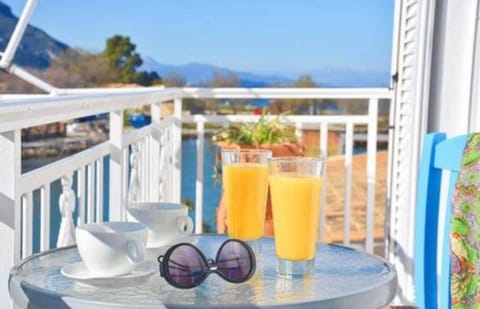 Day, View (from property/room), Balcony/Terrace, Food and drinks, Seating area