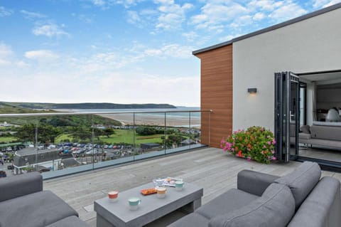 Property building, Natural landscape, Balcony/Terrace, Seating area