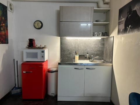 Coffee/tea facilities, Kitchen or kitchenette, microwave, stove