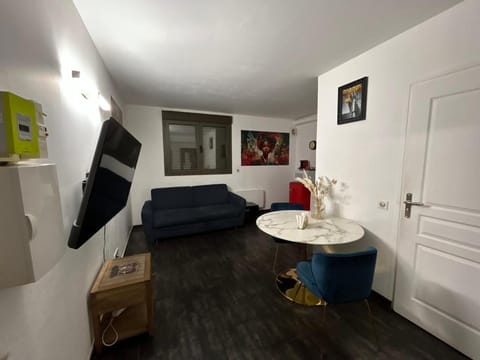 Communal lounge/ TV room, Living room, Dining area