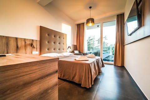 TV and multimedia, Photo of the whole room, Bedroom