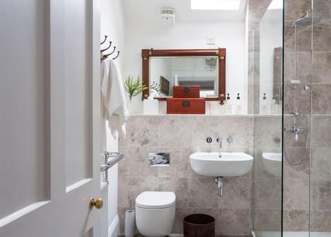 Shower, Toilet, Bathroom, towels