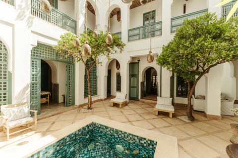 Property building, Patio, Day, Pool view, Swimming pool, sunbed