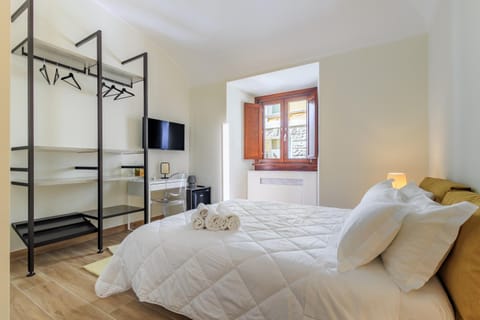 Bed, TV and multimedia, Photo of the whole room, Bedroom, towels