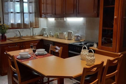 Coffee/tea facilities, Kitchen or kitchenette, Dining area, minibar, stove, toaster