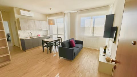 Kitchen or kitchenette, Living room, Dining area, minibar, pet friendly, stove, air conditioner