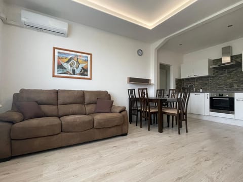 Kitchen or kitchenette, Living room, Seating area, Dining area, stove